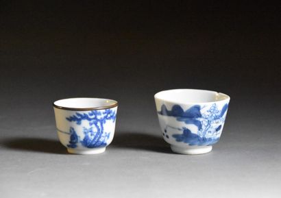 null VIETNAM, Hué - 19th century

Two small porcelain tea bowls with blue and white...