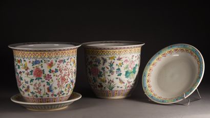 null CHINA - 20th century

A pair of porcelain planters and their saucers, with polychrome...