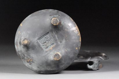 null CHINE - Milieu du XIXe siècle

Brûle-parfums tripode en bronze à patine brune,...