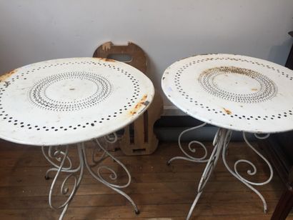 null Pair of iron garden tables with white lacquered sheet metal top

20th century

H....