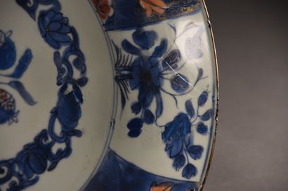 null CHINE - XIXe siècle

Assiette en porcelaine à décor Imari

D. 27,5 cm AS

Accidents...