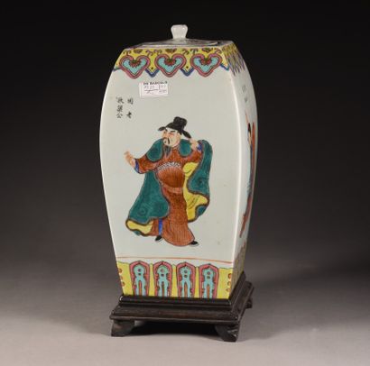 null CHINA - About 1900

Square covered porcelain pot, with polychrome decoration...