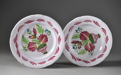 null Pair of earthenware plates

20th century

D. 23 cm

Small chips