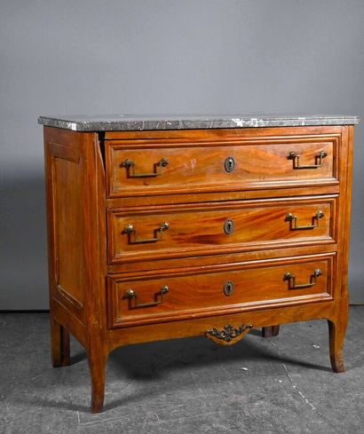null Small walnut chest of drawers, opening with three drawers and gilt bronze handles,...
