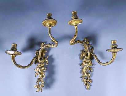 null A pair of ormolu sconces with two lights 

H. 30 cm 

Regency style, 19th century

One...