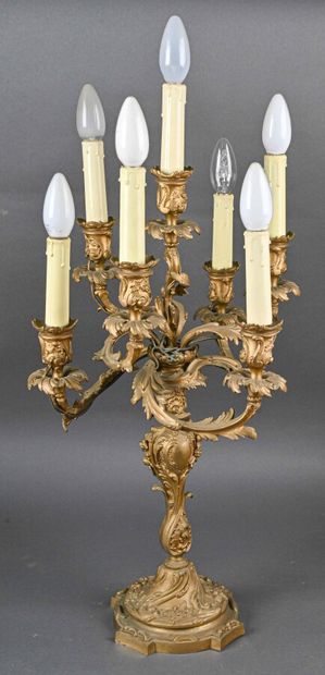 null Paire de grands chandeliers en bronze doré de style Rocaille (repeints), à six...