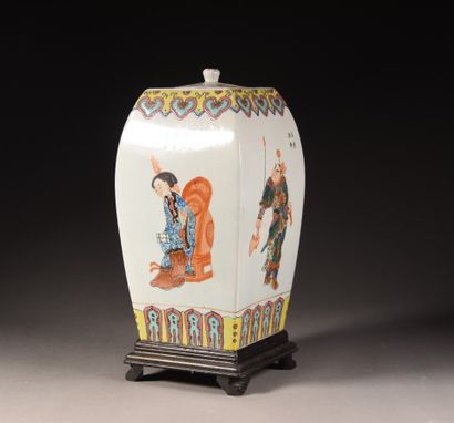 null CHINE - Vers 1900

Pot couvert carré en porcelaine, à décor polychrome de personnages...