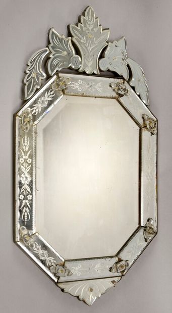 null Miroir octogonal à fronton découpé en verre de Venise gravé

Fin du XIXe siècle

H....