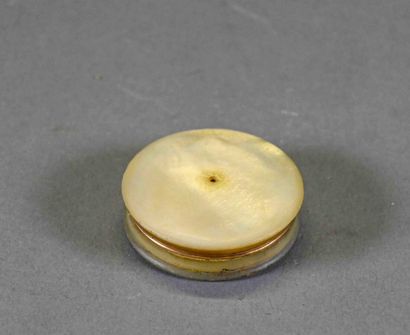 null Small round mother-of-pearl box, the interior in 18K (750°/°°) yellow gold

Early...