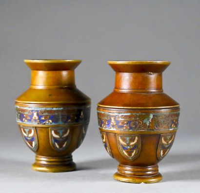 null JAPAN - Late MEIJI period (1868-1912)

Pair of small bronze vases with brown...