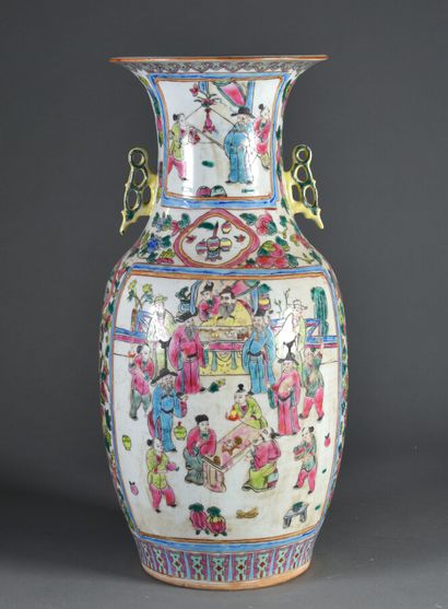 null CHINE, Canton - Vers 1900

Vase balustre en porcelaine

H. 42,5 cm

Egrenures,...
