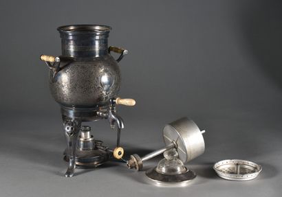 null Fontaine à thé avec son réchaud en métal argenté, les anses et le versoir en...
