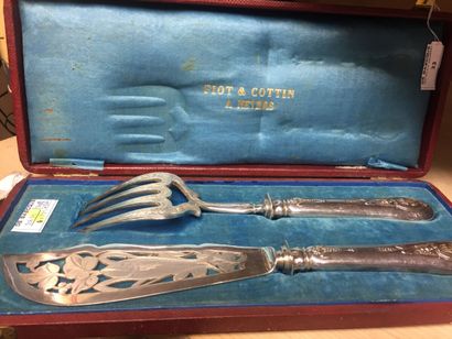null Fish service cutlery, the handles in filled silver decorated with medallions...