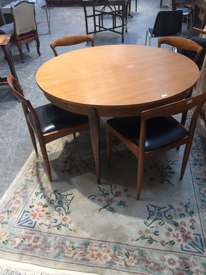 null Work of the 1960s, in the Scandinavian style

Round dining table in teak veneer,...