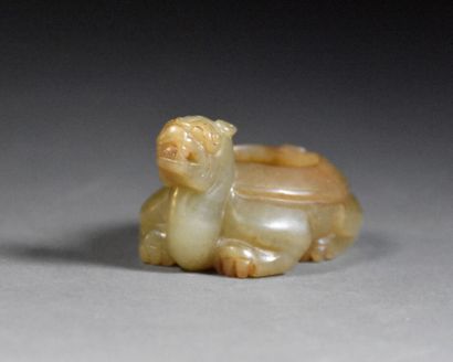 null CHINE - Vers 1900

Petit rince pinceau en jade, à forme d'une tortue dans le...