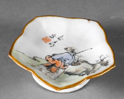 null CHINE - Vers 1900

Petite coupe quinqualobée en porcelaine, à décor polychrome...