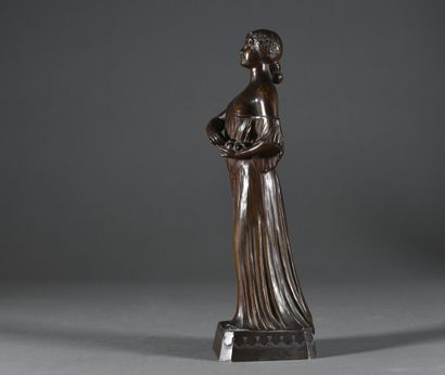 null Joé DESCOMPS (1859-1950)

L'élégante cueillette

Bronze à patine brune, signé...