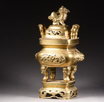 null INDOCHINE - XIXe siècle

Brûle-parfums en bronze à deux anses à forme de bambous,...