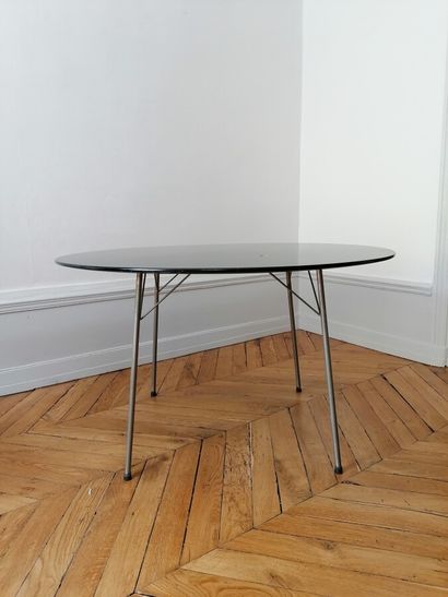 null Arne JACOBSEN (1902-1971)

Dining table model "3600", circular top in black...