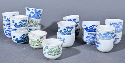 null VIETNAM - Vers 1900

Lot de vingt-sept petits bols à thé (ou alcool) en porcelaine,...