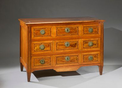 null Walnut and walnut veneer chest of drawers with three drawers, decorated with...