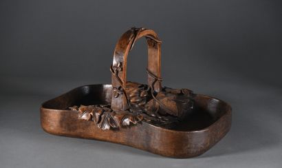 null Small carved wooden basket, decorated with vine branches and bunches of grapes

Popular...