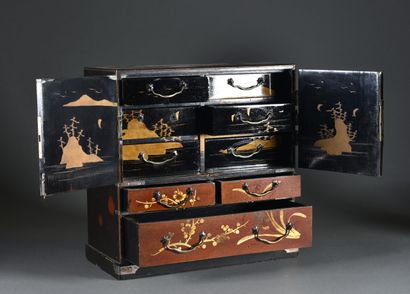 null JAPON - Période MEIJI (1868-1912) 

Petit cabinet en bois laqué rouge et noir...