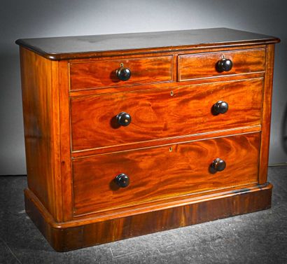 null Mahogany chest of drawers opening with four drawers

H. 80 cm - W. 110 cm è...