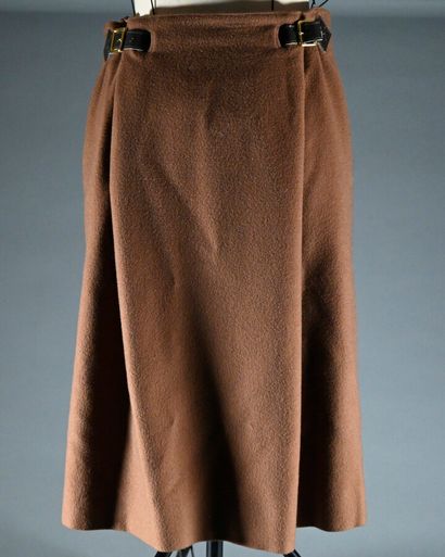 null HERMES, Paris

Beige cashmere mid-length skirt, double brown leather belts on...