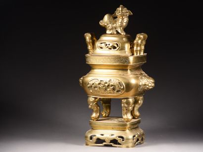 null INDOCHINE - XIXe siècle

Brûle-parfums en bronze à deux anses à forme de bambous,...