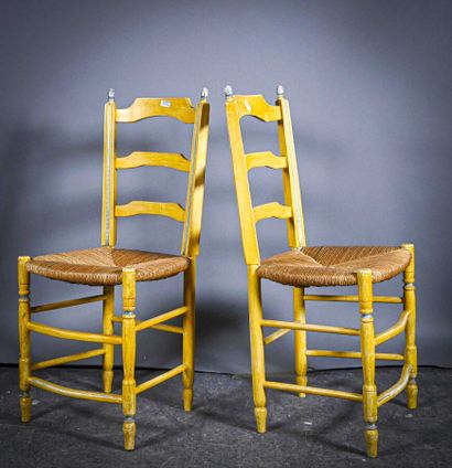 null Suite de douze chaises en bois laqué jaune et bleu, à dossier bandeau, l'assise...