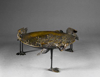 null JAPON, époque Meiji (1868-1912)

Coupe en bronze, le piétement tripode en échassier

Signé...