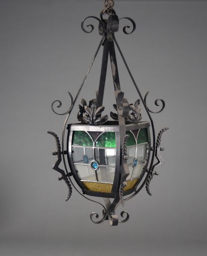 null Lanterne en fer forgé et vitraux de couleur, de style gothique

Vers 1950

H....