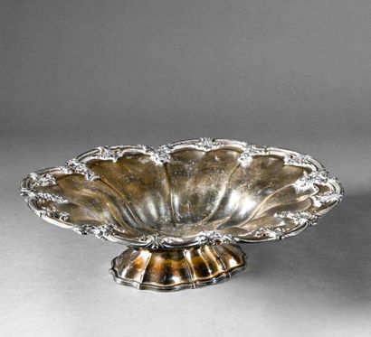 null Silver plated presentation dish on a pedestal, the body with gadroons, the rim...