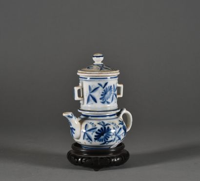 null BAYEUX

A small porcelain tea pot with white and blue foliage decoration

H....
