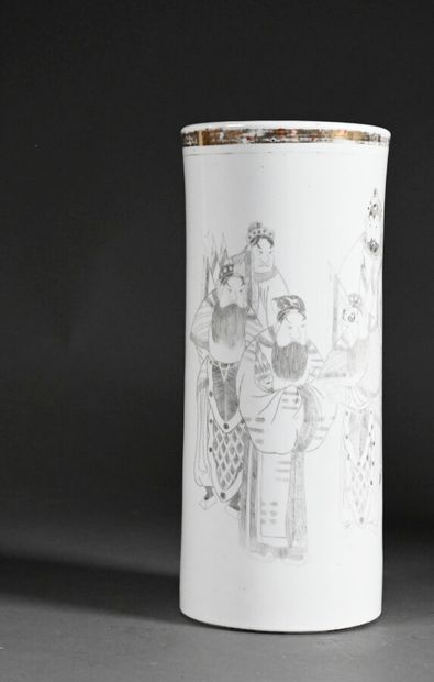 null CHINA - 20th century

Porcelain scroll vase decorated with characters 

H. 27...