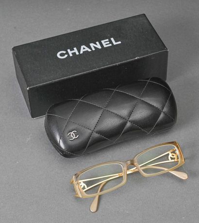 null CHANEL

Pair of elongated beige plastic eyeglasses, gilded metal temples with...