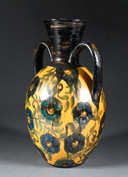 null R NICOLLE (XXè siècle)

Vase en terre vernissée à deux anses latérales à décor...