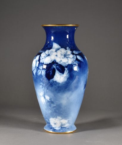 null DESGROPES in Limoges

Porcelain baluster vase with blue flowers decoration,...