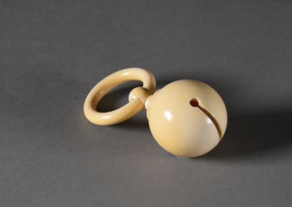 null ** Petit grelot d'enfant en ivoire

Fin du XIXe siècle

L. 9 cm - Poids: 46,3...