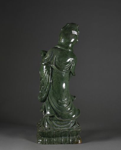null CHINE - XXe siècle

Guanyin, grande statue en jadéite vert épinard

Marque au...