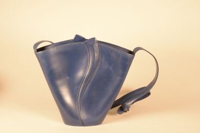 null LANVIN

Blue leather bucket bag with a comma effect on each side, adjustable...