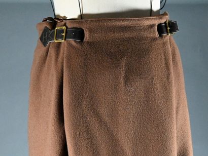 null HERMES, Paris

Beige cashmere mid-length skirt, double brown leather belts on...