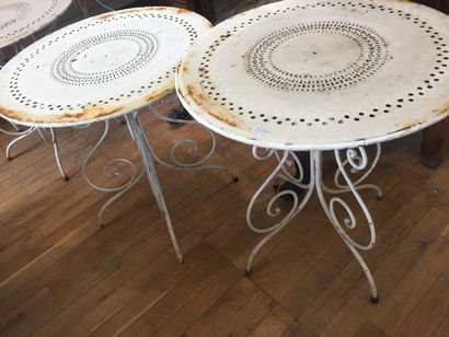null Pair of iron garden tables with white lacquered sheet metal top

20th century

H....