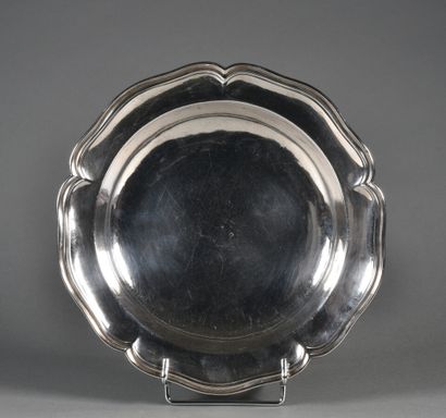 null Round hollow silver dish with outline filets

18th century

Marks illegible,...