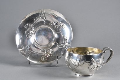null Beautiful globular cup on small bat, in silver embossed with iris decoration,...