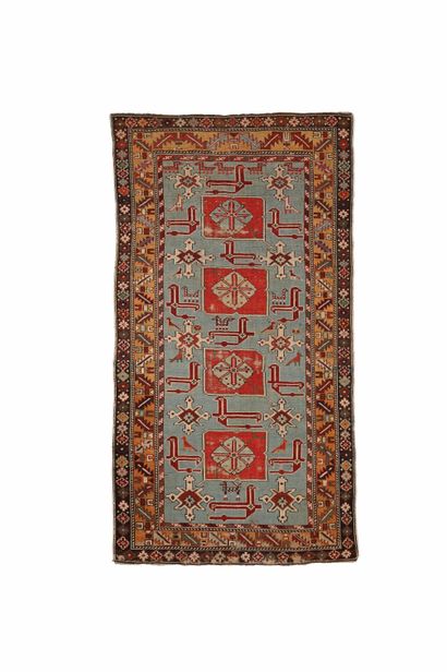 CAUCASE Petit tapis à quatre médaillons sur fond turquoise stylisé

160 cm x 90 cm...