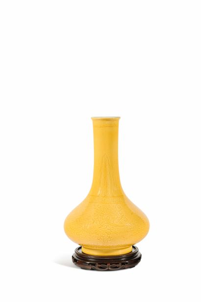 CHINE - Fin XIXème siècle Vase balustre en porcelaine jaune à décor gravé de fleurs...