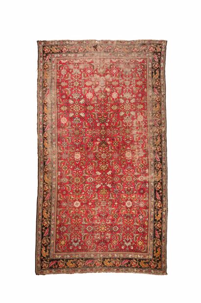 CAUCASE (karabagh) Tapis à champs fleuris sur fond rose. 

285 cm x 154 cm 

Usures...