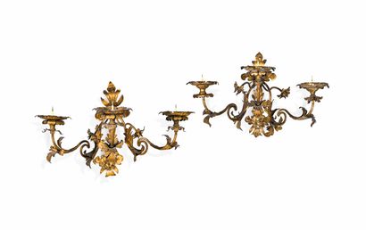 Paire d’appliques à trois lumières en tôle dorée à décor feuillagé 
Début du XIXe...